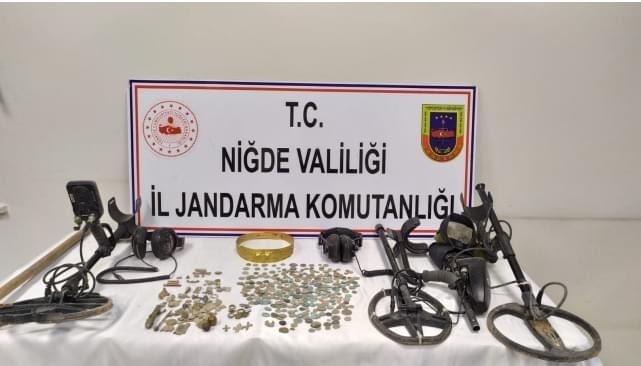 nigdede-jandarma-ekipleri-390-adet-sikke-90-adet-t-1646297126978.jpg