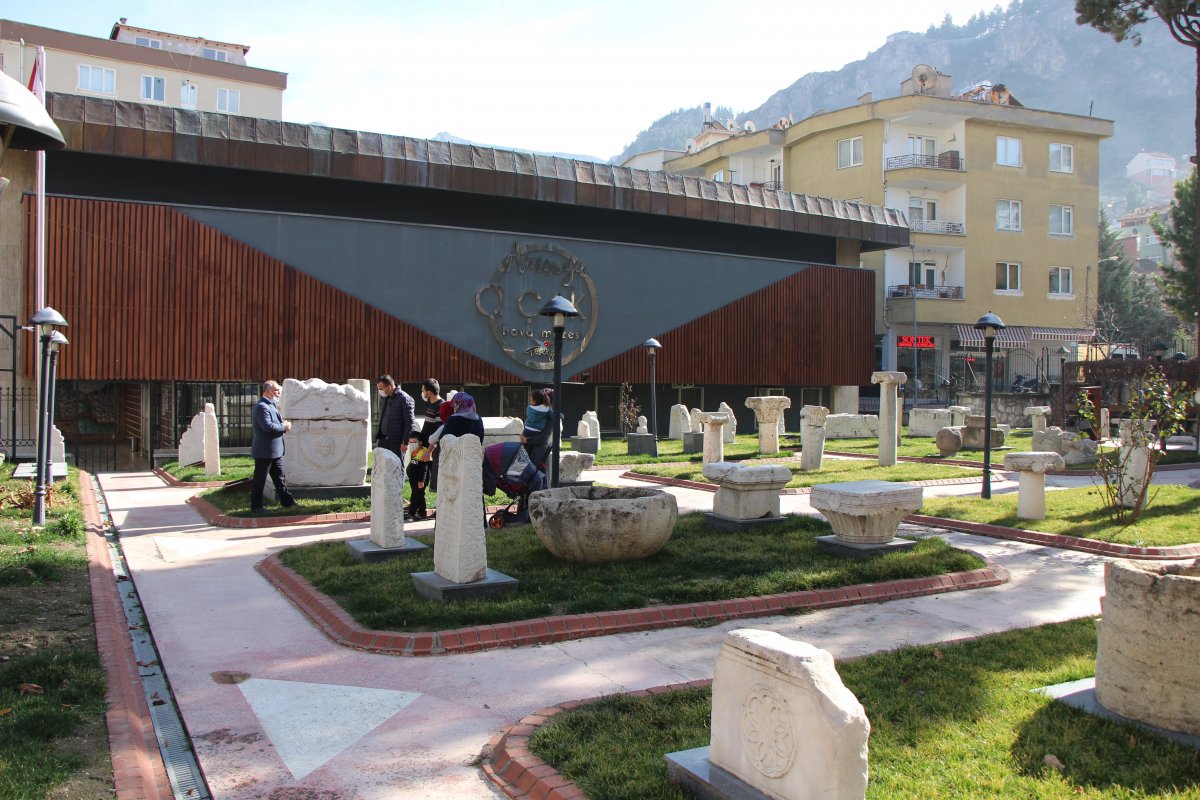 Amasya da, bin 700 yıllık  lanetli  lahit dikkat çekti #1