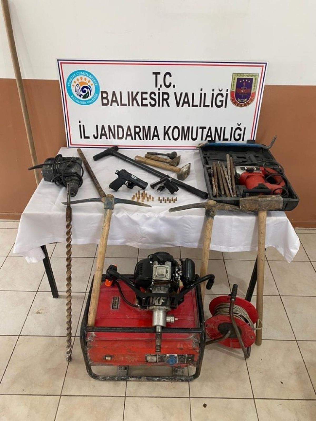 Balıkesir de 6 define avcısı suçüstü yakalandı #1