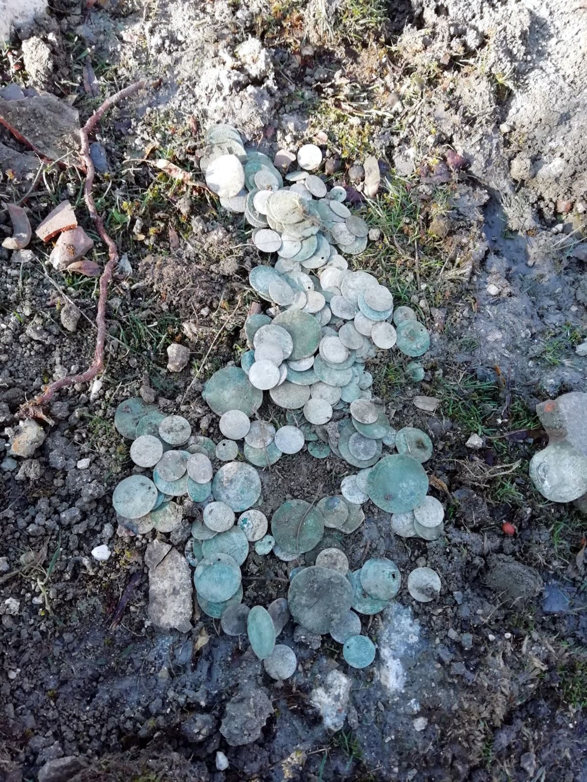 Burdur da kazı sırasında kırılan küpten 300 den fazla sikke çıktı #6
