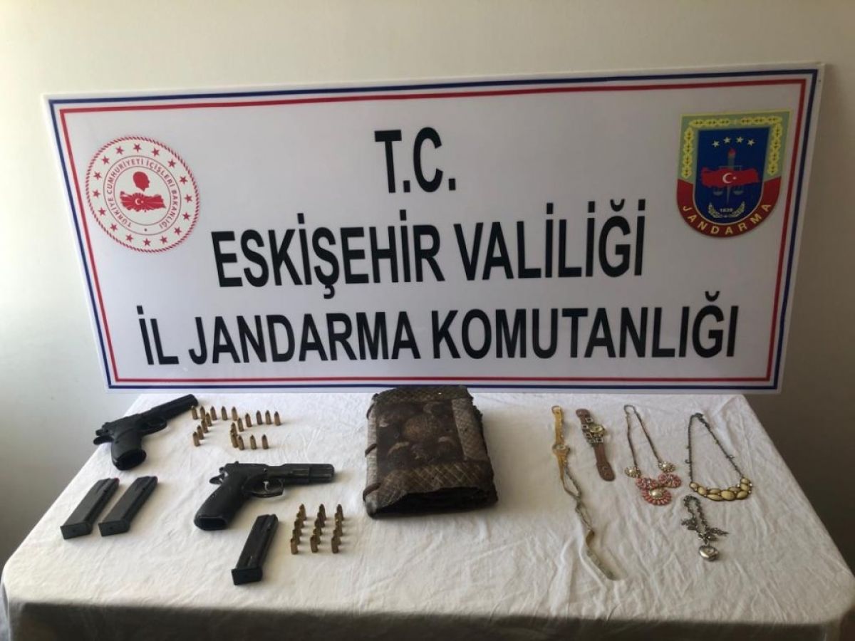 Eskişehir’de bin yıllık el yazması İncil ele geçirildi #1